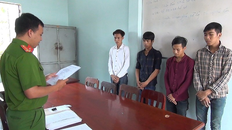 Khởi tố 4 thanh niên xúc phạm Quốc kỳ Khởi tố 4 thanh niên xúc phạm Quốc kỳ