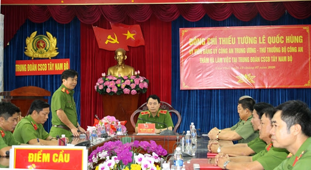 Tập trung đấu tranh, phản bác các quan điểm sai trái trên không gian mạng Tập trung đấu tranh, phản bác các quan điểm sai trái trên không gian mạng