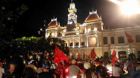 U.23 Việt Nam vào bán kết tuyệt vời: Biển người ra đường ăn mừng U.23 Việt Nam vào bán kết tuyệt vời: Biển người ra đường ăn mừng