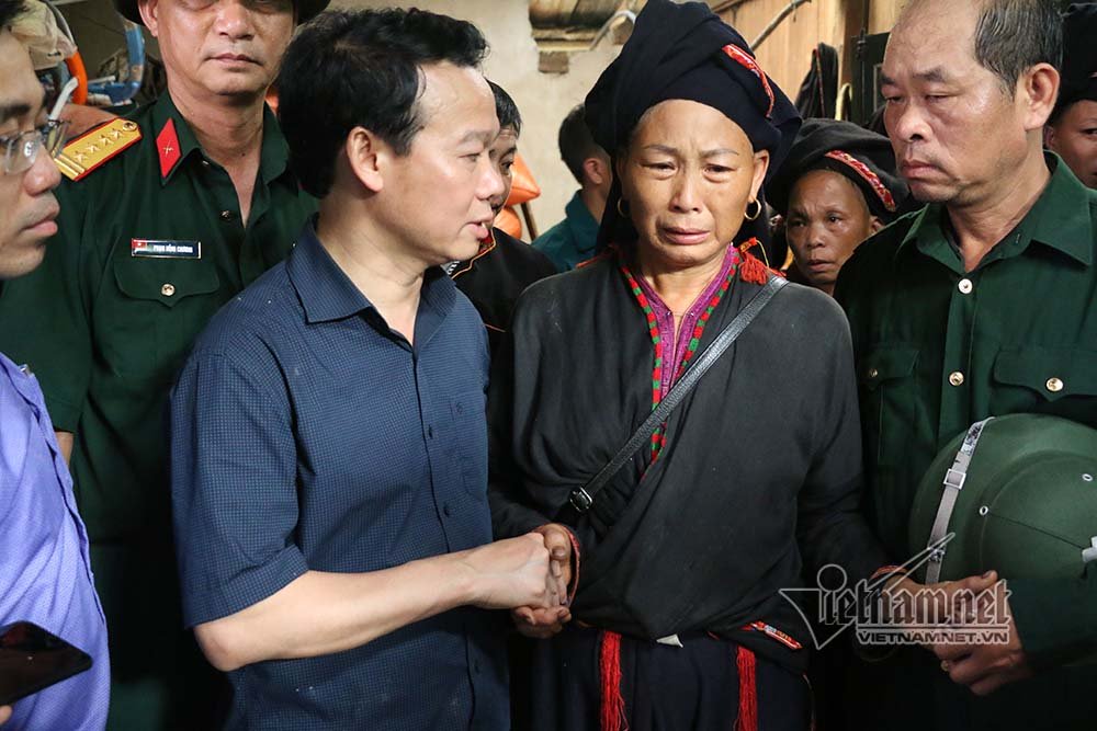 Trèo đèo, lội suối đưa thi thể Phó bí thư xã bị lũ cuốn trôi trong lúc cứu 2 cháu nhỏ về an táng Trèo đèo, lội suối đưa thi thể Phó bí thư xã bị lũ cuốn trôi trong lúc cứu 2 cháu nhỏ về an táng