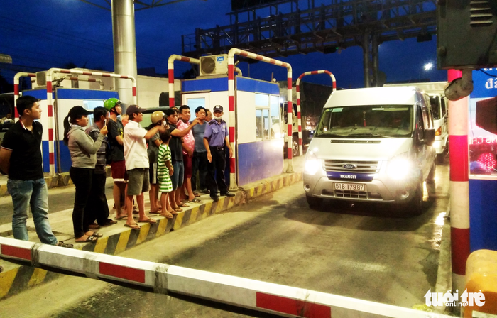 Tài xế van xin 'bao nhiêu tiền cũng trả' để qua trạm T2 BOT