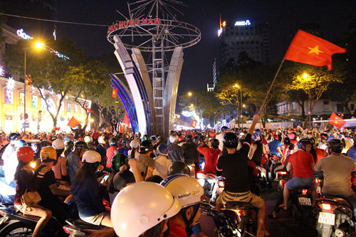 U.23 Việt Nam vào bán kết tuyệt vời: Biển người ra đường ăn mừng U.23 Việt Nam vào bán kết tuyệt vời: Biển người ra đường ăn mừng