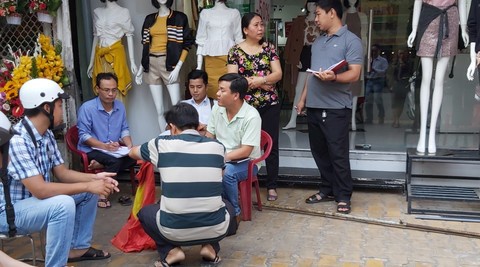 Tạm giữ, làm rõ người đàn ông xúc phạm quốc kỳ Tạm giữ, làm rõ người đàn ông xúc phạm quốc kỳ