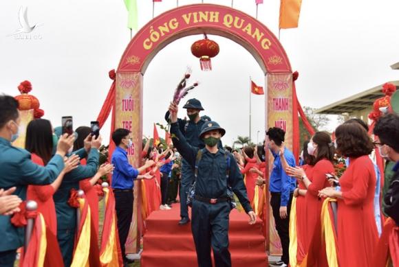 Bí thư và Chủ tịch Hà Nội tặng hoa, động viên thanh niên lên đường nhập ngũ