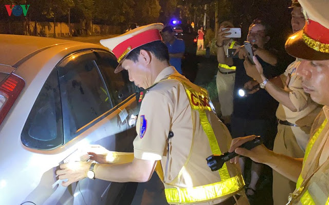 Vi phạm nồng độ cồn, tự xưng là thiếu tá quân đội