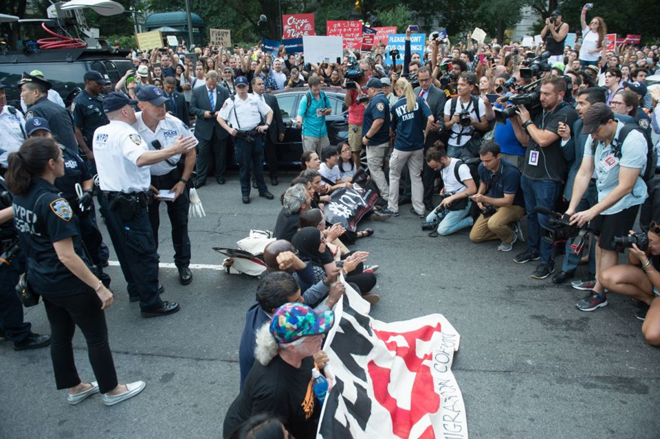 Trump ngưng 'Chính sách Giấc mơ' của Obama, biểu tình nổ ra khắp Mỹ Trump ngưng 'Chính sách Giấc mơ' của Obama, biểu tình nổ ra khắp Mỹ