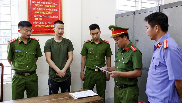 Bắt quả tang 1 phóng viên tống tiền 90 triệu đồng Bắt quả tang 1 phóng viên tống tiền 90 triệu đồng