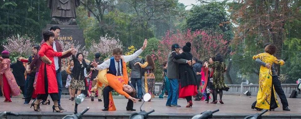 Hãy trách những kẻ diễn trò Hãy trách những kẻ diễn trò