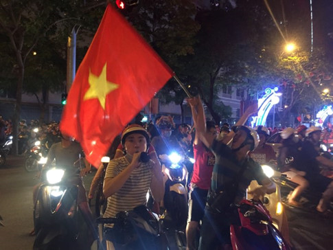 U.23 Việt Nam vào bán kết tuyệt vời: Biển người ra đường ăn mừng U.23 Việt Nam vào bán kết tuyệt vời: Biển người ra đường ăn mừng