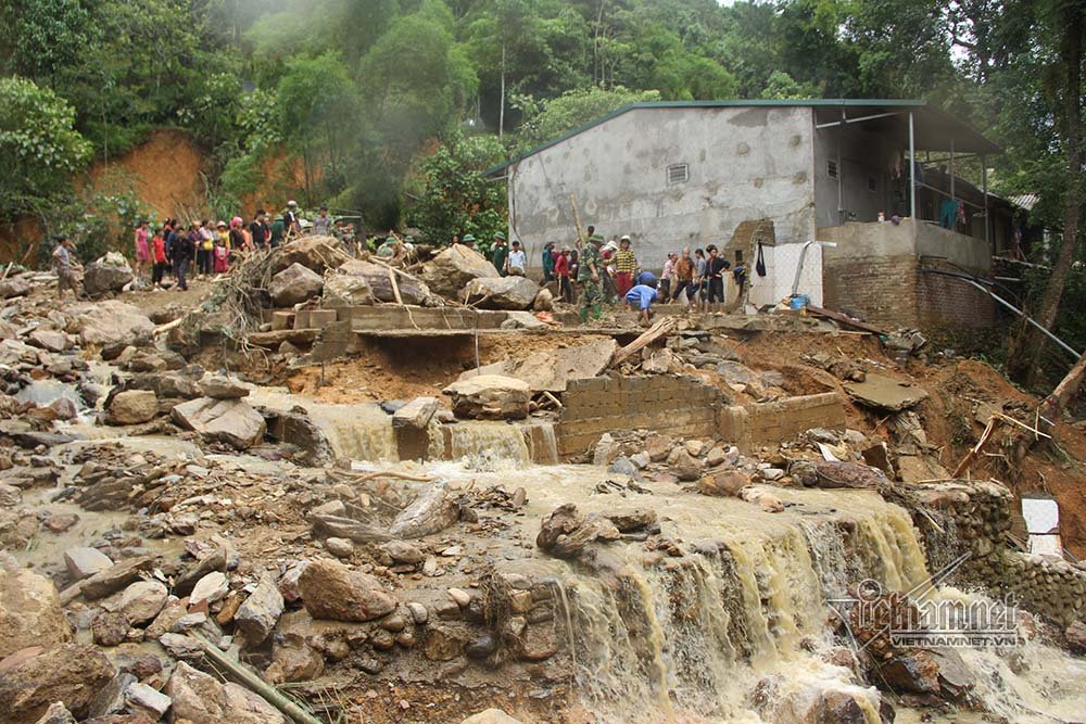 Trèo đèo, lội suối đưa thi thể Phó bí thư xã bị lũ cuốn trôi trong lúc cứu 2 cháu nhỏ về an táng Trèo đèo, lội suối đưa thi thể Phó bí thư xã bị lũ cuốn trôi trong lúc cứu 2 cháu nhỏ về an táng