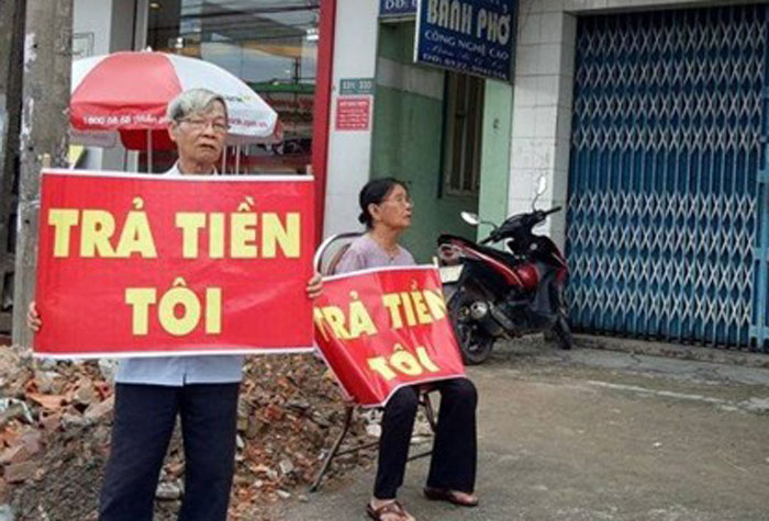 Giám đốc quỹ tín dụng ôm 50 tỷ 'mất tích', dân ôm băng rôn đòi tiền