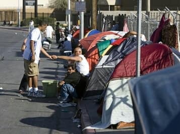 Dưới chân nữ thần tự do Dưới chân nữ thần tự do