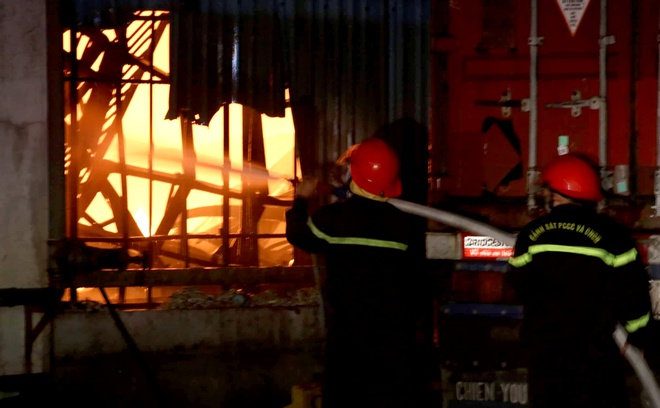 Lửa thiêu rụi công ty sản xuất tấm lợp PVC Lửa thiêu rụi công ty sản xuất tấm lợp PVC