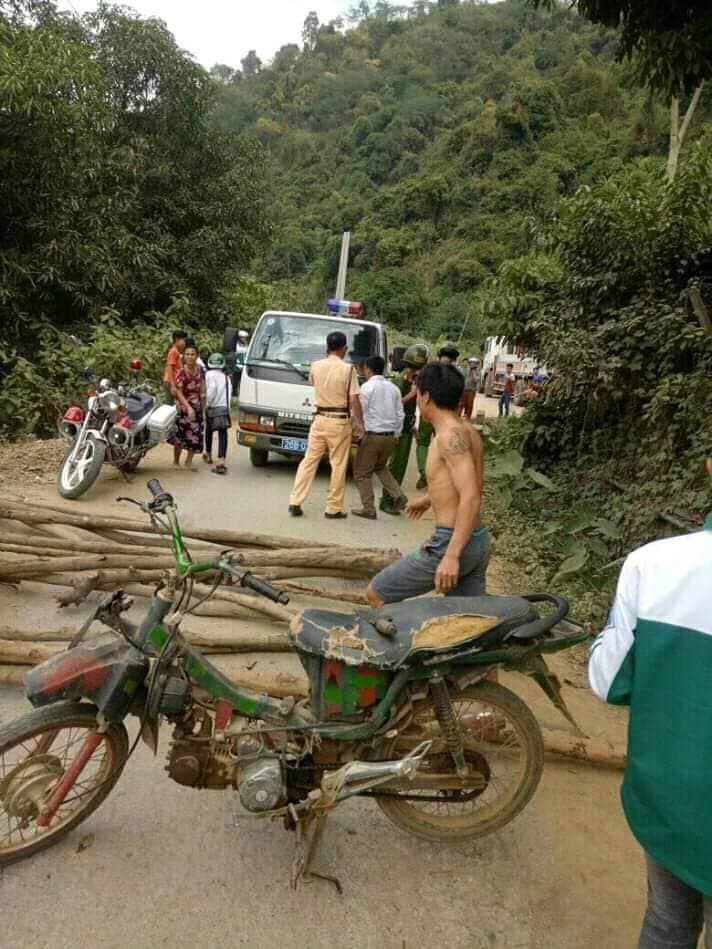 Dân mang gỗ ra đường chặn ô tô của CSGT để đòi lại xe vi phạm