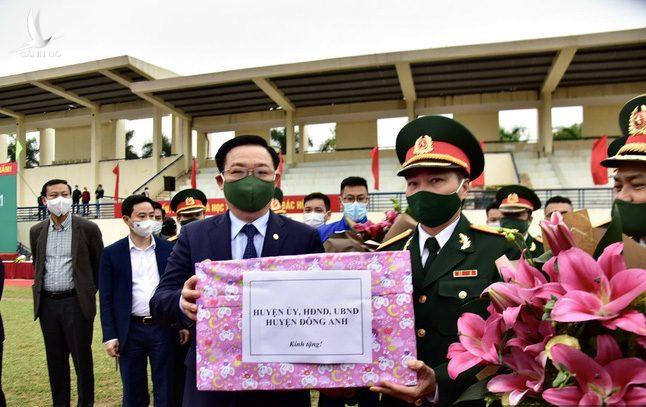 Bí thư và Chủ tịch Hà Nội tặng hoa, động viên thanh niên lên đường nhập ngũ