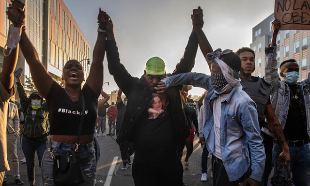 Cái chết của George Floyd phơi bày thất bại cải cách cảnh sát Mỹ Cái chết của George Floyd phơi bày thất bại cải cách cảnh sát Mỹ