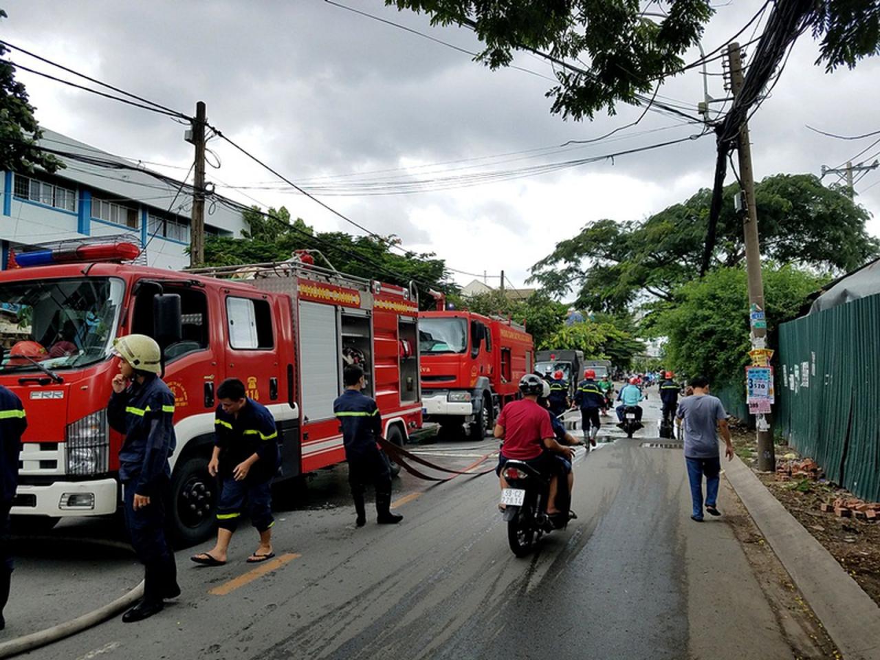 Cháy bãi giữ xe gần sân bay Tân Sơn Nhất, 3 ô tô bị thiêu rụi Cháy bãi giữ xe gần sân bay Tân Sơn Nhất, 3 ô tô bị thiêu rụi