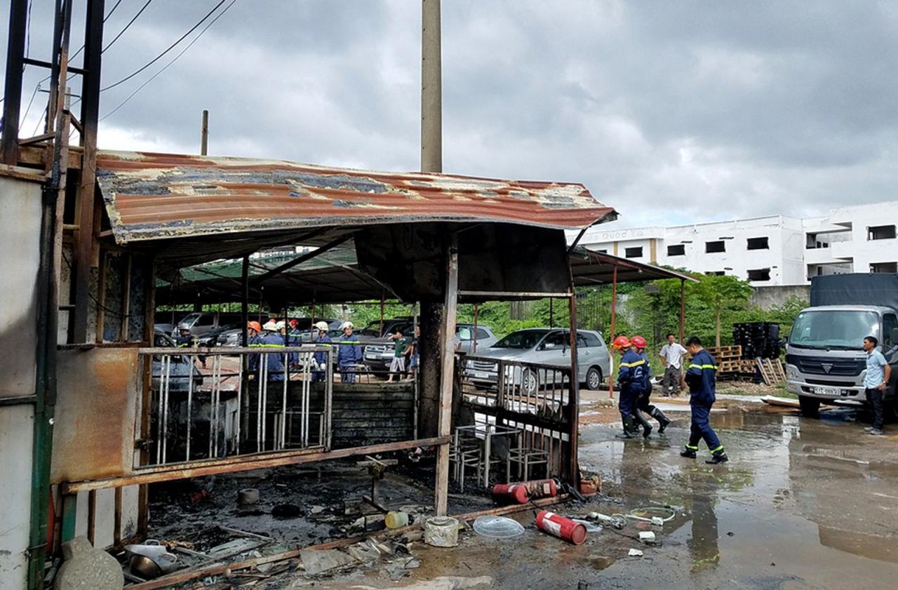 Cháy bãi giữ xe gần sân bay Tân Sơn Nhất, 3 ô tô bị thiêu rụi Cháy bãi giữ xe gần sân bay Tân Sơn Nhất, 3 ô tô bị thiêu rụi