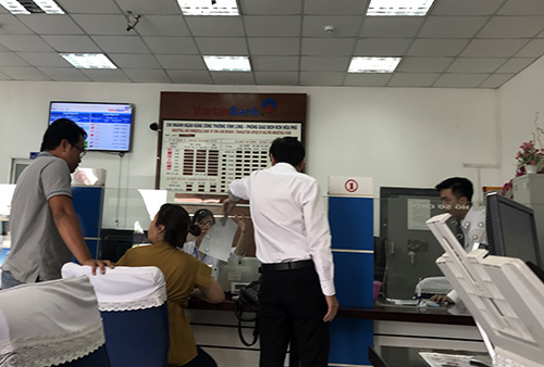 Bảo vệ ngân hàng ở Vĩnh Long: 'Tên cướp lên đạn dọa bắn tôi' Bảo vệ ngân hàng ở Vĩnh Long: 'Tên cướp lên đạn dọa bắn tôi'