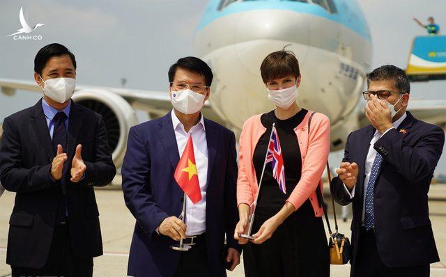 Ý nghĩa đặc biệt của lô vắc xin Covid-19 đầu tiên về Việt Nam Ý nghĩa đặc biệt của lô vắc xin Covid-19 đầu tiên về Việt Nam