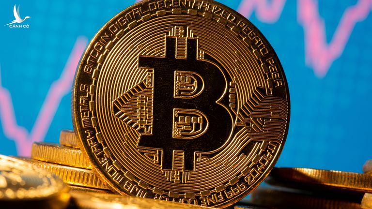Bitcoin vượt vốn hóa thị trường 1.000 tỷ USD, ai hưởng lợi?