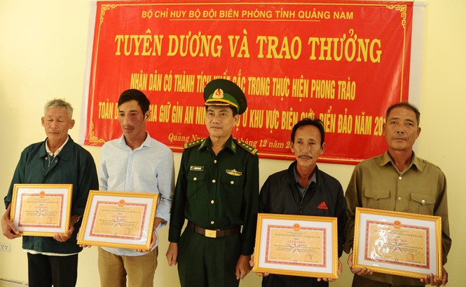 Khen thưởng người dân giao nộp heroin nhặt được trên bờ biển Khen thưởng người dân giao nộp heroin nhặt được trên bờ biển