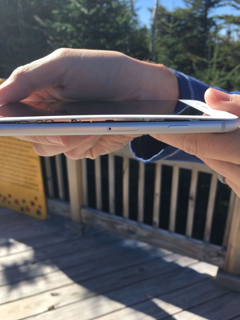 Mới ra mắt iPhone 8 Plus đã bị phồng pin Mới ra mắt iPhone 8 Plus đã bị phồng pin