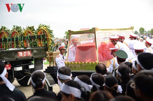 Lễ an táng Chủ tịch nước Trần Đại Quang tại quê nhà Lễ an táng Chủ tịch nước Trần Đại Quang tại quê nhà