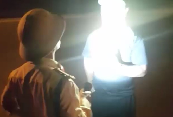 Tạm đình chỉ công tác trung tá CSGT 'rọi đèn, chỉ mặt tài xế'