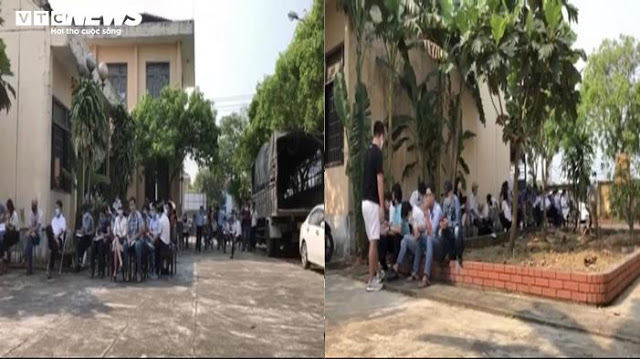 Bất chấp lệnh cấm, hàng trăm người tụ tập đấu giá đất giữa dịch Covid-19 Bất chấp lệnh cấm, hàng trăm người tụ tập đấu giá đất giữa dịch Covid-19