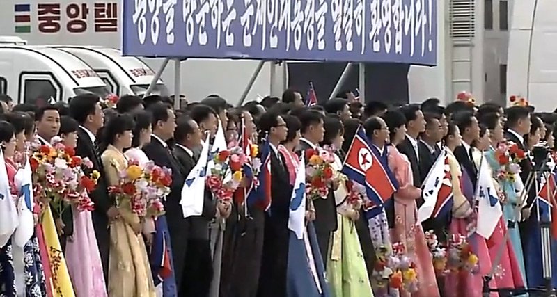 Vợ chồng ông Kim Jong Un ra sân bay đón Tổng thống Hàn Vợ chồng ông Kim Jong Un ra sân bay đón Tổng thống Hàn