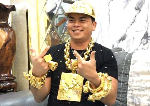 Tống đạt quyết định khởi tố, bắt tạm giam Phúc XO Tống đạt quyết định khởi tố, bắt tạm giam Phúc XO