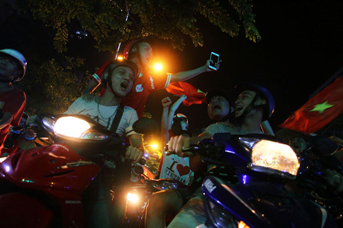 U.23 Việt Nam vào bán kết tuyệt vời: Biển người ra đường ăn mừng U.23 Việt Nam vào bán kết tuyệt vời: Biển người ra đường ăn mừng