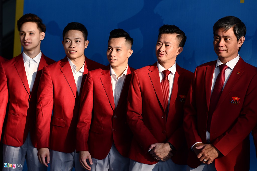 Đoàn TTVN phủ sắc đỏ sân bay Nội Bài trước giờ sang Philippines Đoàn TTVN phủ sắc đỏ sân bay Nội Bài trước giờ sang Philippines