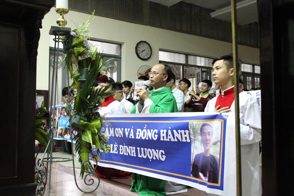 BỎ MẶC LỜI CHÚA LINH MỤC NHÀ THỜ THÁI HÀ LẠI TIẾP TỤC CẦU NGUYỆN CHO TỘI PHẠM BỎ MẶC LỜI CHÚA LINH MỤC NHÀ THỜ THÁI HÀ LẠI TIẾP TỤC CẦU NGUYỆN CHO TỘI PHẠM