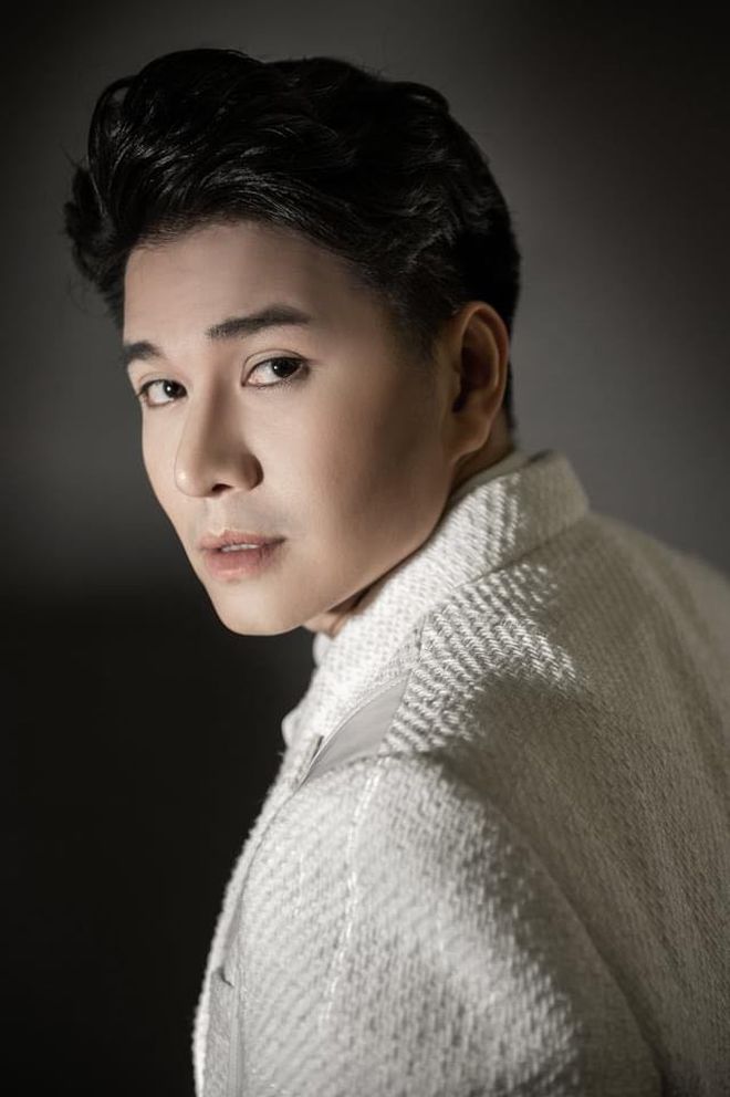 Bức xúc vụ hai cô gái biến tấu đồ kháng khuẩn thành trang phục phản cảm