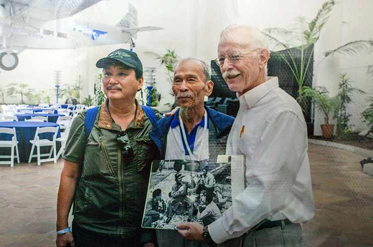 Phi công Nguyễn Văn Bảy - người anh hùng chân đất Phi công Nguyễn Văn Bảy - người anh hùng chân đất