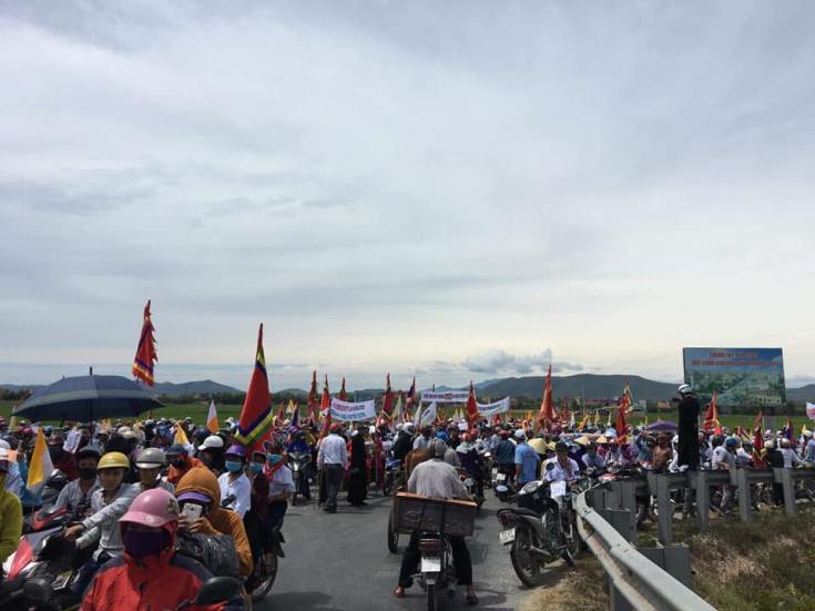 Biểu tình ngày 8-7-2018 tại giáo phận Vinh: bị mua chuộc, kích động hay tự phát? Biểu tình ngày 8-7-2018 tại giáo phận Vinh: bị mua chuộc, kích động hay tự phát?