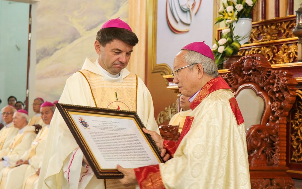 Thánh lễ nhận tòa của Đức giám mục Phaolô Nguyễn Thái Hợp Thánh lễ nhận tòa của Đức giám mục Phaolô Nguyễn Thái Hợp