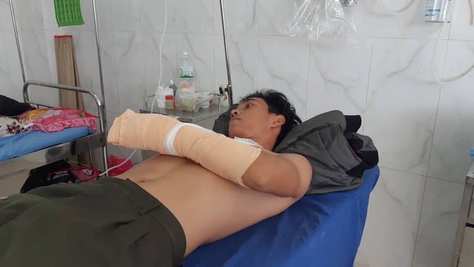 Khởi tố đối tượng chém cán bộ kiểm lâm đứt gân tay Khởi tố đối tượng chém cán bộ kiểm lâm đứt gân tay