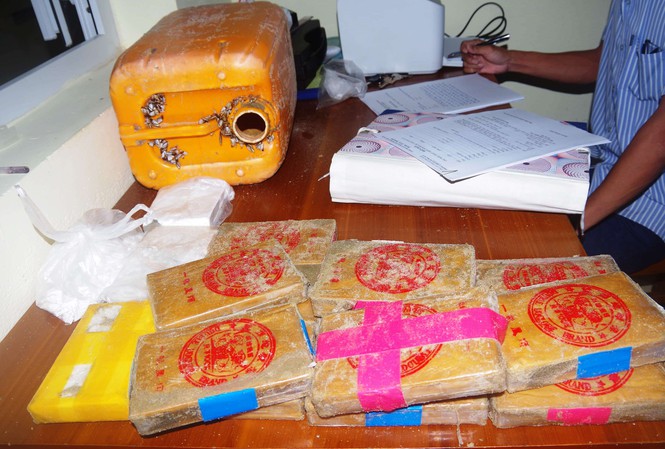 Khen thưởng người dân giao nộp heroin nhặt được trên bờ biển Khen thưởng người dân giao nộp heroin nhặt được trên bờ biển