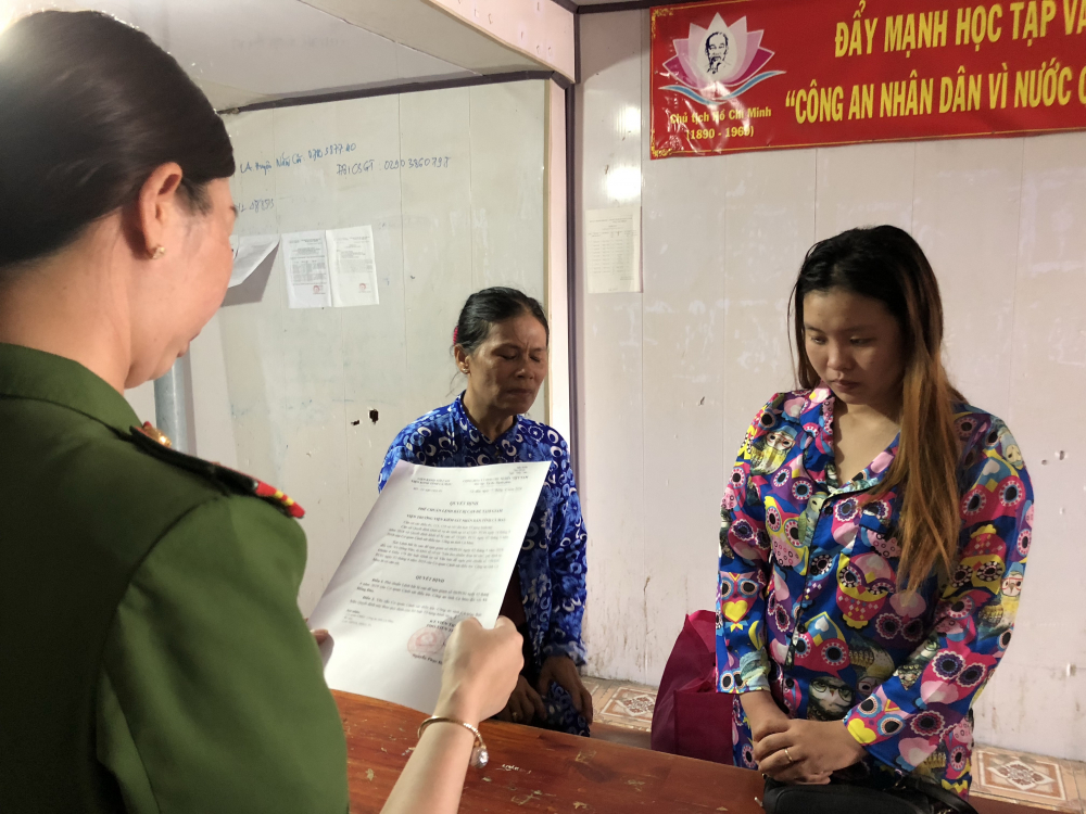 Bắt giam nữ quái sinh năm 1996 dùng mạng xã hội lừa đảo gần 70 tỷ đồng Bắt giam nữ quái sinh năm 1996 dùng mạng xã hội lừa đảo gần 70 tỷ đồng