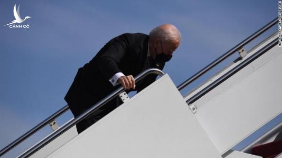 Nhà Trắng lên tiếng vụ tổng thống Biden vấp ngã 3 lần khi lên thang máy bay
