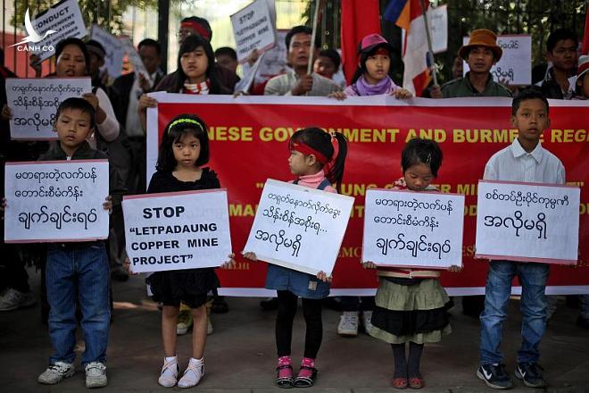 Đừng lôi kéo trẻ em vào bạo loạn của người lớn Đừng lôi kéo trẻ em vào bạo loạn của người lớn