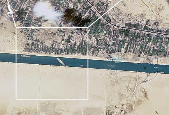 Lời cảnh báo từ con tàu đang vắt ngang kênh đào Suez Lời cảnh báo từ con tàu đang vắt ngang kênh đào Suez