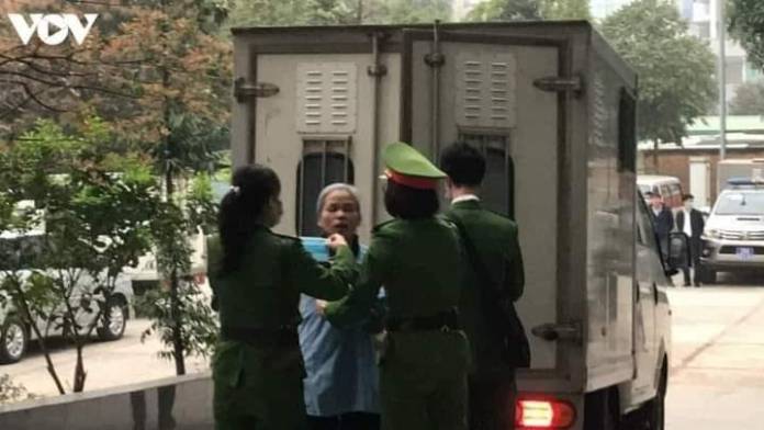 Trò hề của bị cáo Bùi Thị Nối Trò hề của bị cáo Bùi Thị Nối