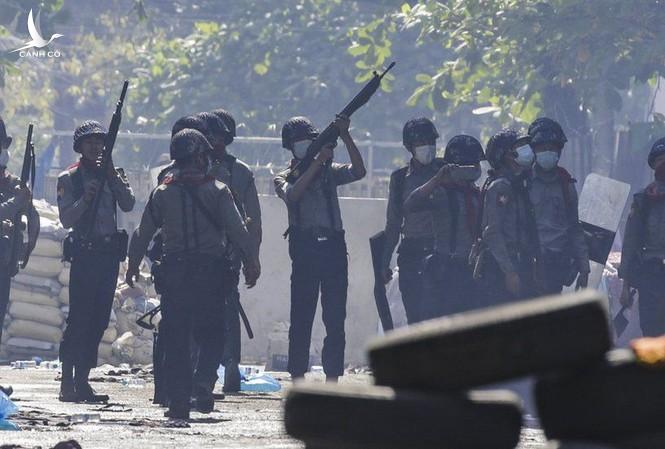 Myanmar: Cảnh sát nổ súng trong đêm, hai người thiệt mạng Myanmar: Cảnh sát nổ súng trong đêm, hai người thiệt mạng