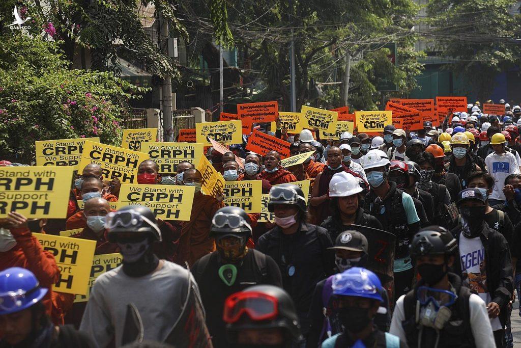 Hàng loạt nhà sư cùng nhau xuống đường biểu tình, khiến Myanmar loạn càng thêm loạn Hàng loạt nhà sư cùng nhau xuống đường biểu tình, khiến Myanmar loạn càng thêm loạn