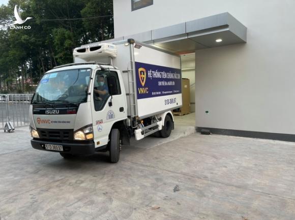 Cận cảnh lô vaccine Covid-19 tiêm đợt đầu tiên tại TP.HCM Cận cảnh lô vaccine Covid-19 tiêm đợt đầu tiên tại TP.HCM