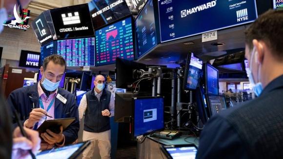 Người Mỹ dùng tiền cứu trợ chơi chứng khoán Người Mỹ dùng tiền cứu trợ chơi chứng khoán